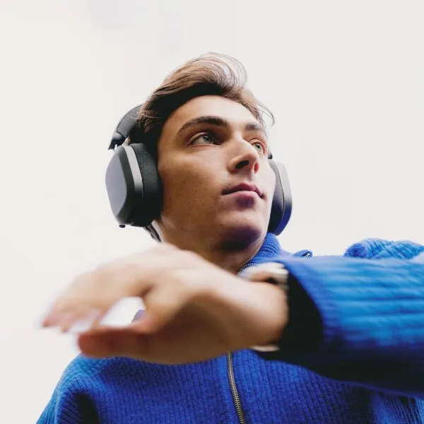 mondo-over-ear-bluetooth-headphones-sport-duplantis-lifestyle-600x600