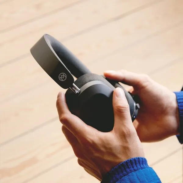 mondo-over-ear-sport-bluetooth-headphones-duplantis-1-600x600